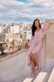 Asymmetrisches rosa Maxi-Kleid mit langen Ärmeln