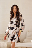 Gemustertes beigefarbenes Mini-Kleid mit Taillenbindung