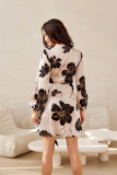 Gemustertes beigefarbenes Mini-Kleid mit Taillenbindung