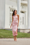 Satiniertes Midi-Kleid mit einem Schulterträger in Rosa