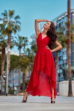 Asymmetrisches rotes Kleid mit Wickelausschnitt