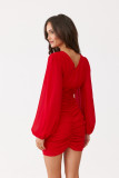 Rotes, gerafftes Kleid mit Puffärmeln
