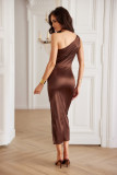 Asymmetrisches Midi-Kleid mit einem Schulterträger in Braun