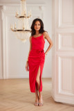 Rotes Midikleid mit Raffung und dekorativer Rose