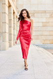 Satiniertes Midi-Kleid mit einem langen Ärmel in Rot