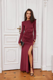 Bordeauxrotes Kleid mit offenem Rücken