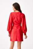 Satiniertes Mini-Kleid mit langen Ärmeln in Rot