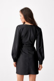 Satiniertes Mini-Kleid mit langen Ärmeln, schwarz