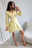 Gelbes Mini-Wickelkleid