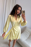 Gelbes Mini-Wickelkleid