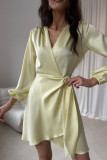 Gelbes Mini-Wickelkleid