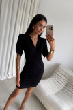 Schwarzes Mini-Kleid mit Raffung und Wickelausschnitt