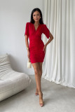 Rotes Mini-Kleid mit Raffungen