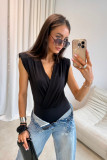 Schwarzer Body mit dekorativem Gürtel