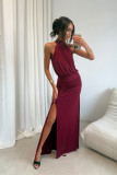 Langes bordeauxrotes Maxikleid mit Schlitz