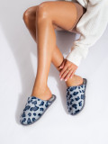 Blaue Pantoffeln mit Leopardenmuster