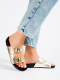 Goldene Slipper mit dekorativen Schnallen