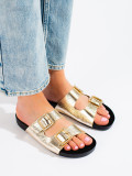 Goldene Slipper mit dekorativen Schnallen