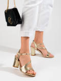 Elegante goldene Sandalen mit Absatz