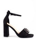 Elegante schwarze Sandalen mit hohen Absätzen