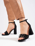 Elegante schwarze Sandalen mit hohen Absätzen
