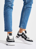 Schwarz-weiße Plateausneaker