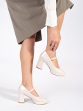 Beige lackierte Halbschuhe mit Absatz und Schnalle