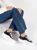 Schwarz-weiße Sneakers mit dicker Sohle