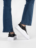 Schwarz-weiße Sneakers mit dicker Sohle
