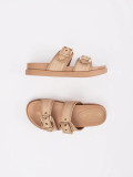 Beige flache Sandalen mit Schnallen