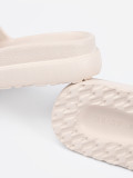 Helle beige Pantoletten auf Plattform