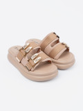 Beige Sandalen mit goldenen Schnallen auf der Plattform
