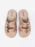 Beige Sandalen mit goldenen Schnallen auf der Plattform