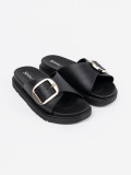 Schwarze Damen-Sandalen mit goldener Schnalle