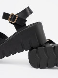 Schwarze Sandalen mit hoher Plattform