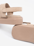 Beige Sandalen mit Plateau und Ausschnitten