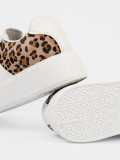 Weiße Sneakers mit Leopardenmuster-Details