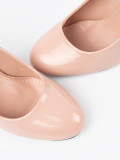 Helle beige lackierte Pumps mit Blockabsatz