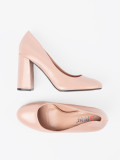 Helle beige lackierte Pumps mit Blockabsatz