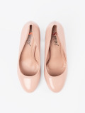 Helle beige lackierte Pumps mit Blockabsatz