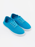 Blaue klassische Sneakers
