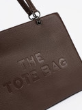 Braune Shopper-Tasche mit geprägtem Schriftzug