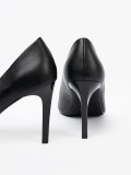 Klassische schwarze Pumps mit Absatz