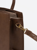 Braune Handtasche mit dekorativer goldener Schnalle