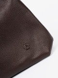 Elegante braune Handtasche mit Kosmetiktäschchen