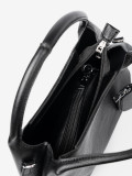 Elegante schwarze Handtasche mit Kosmetiktäschchen