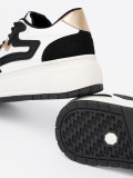 Schwarz-weiße Sneakers mit goldenen Details