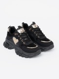 Schwarze Sneakers mit goldenem Herzen
