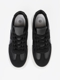 Klassische schwarze Sneakers mit dicker Sohle