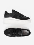 Klassische schwarze Sneakers mit dicker Sohle